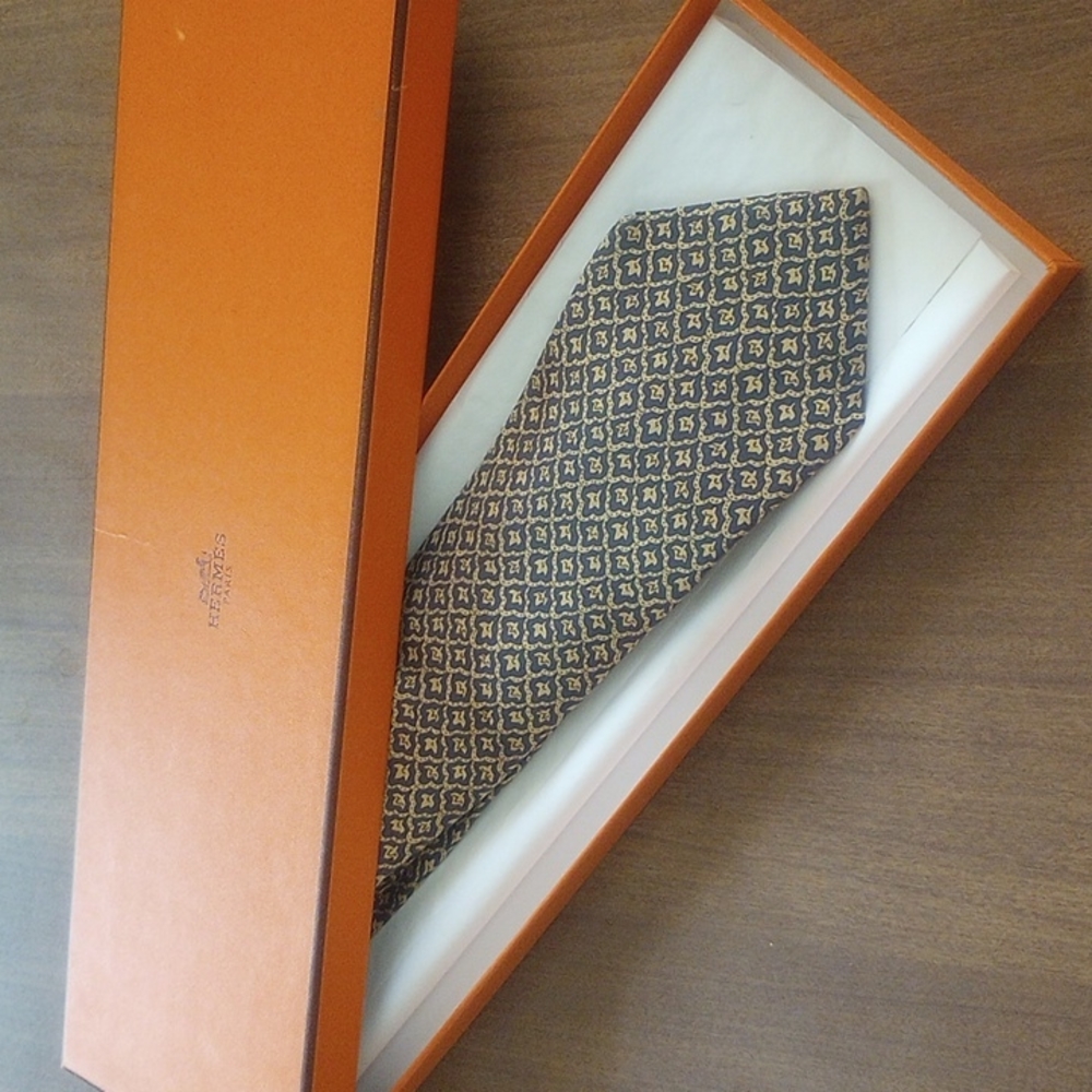 HERMES Fine Silk Tie Made In France WITH BOX EUC